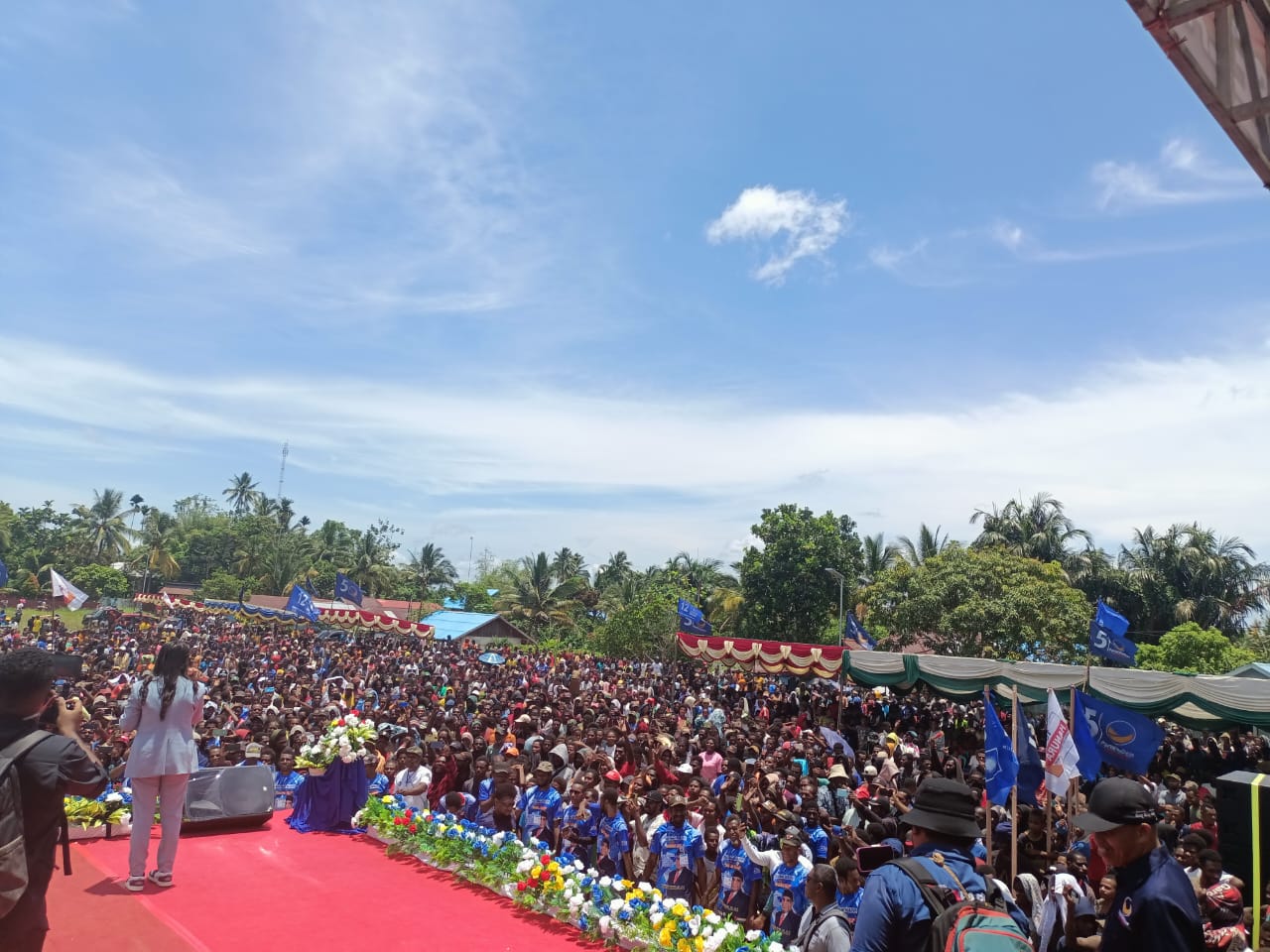 Manusia penuh sesak di Lapangan Krida yang mencapai belasan ribu orang – Surya Papua/Frans Kobun