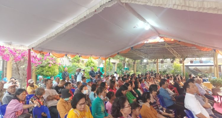 Teriakan Ratusan masyarakat Toraja yang menghadiri kampanye terbatas Calon Gubernur-Wakil Gubernur Papua Selatan, Romanus Mbaraka-Albert Muyak – Surya Papua/Frans Kobun