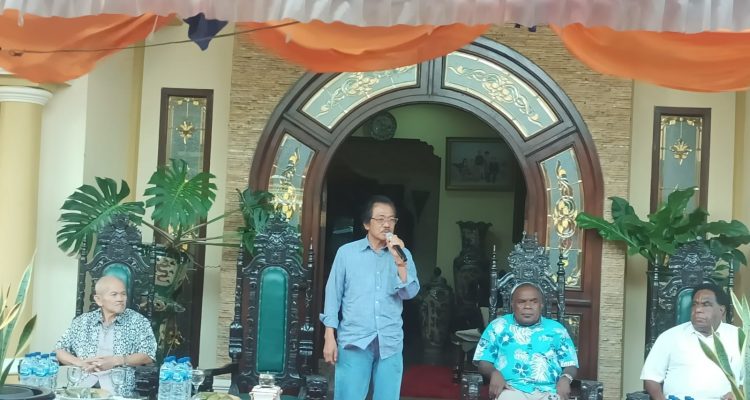 Ketua Umum IKT Kabupaten Merauke, Yansen Bani sedang berikan sambutan – Surya Papua/Frans Kobun