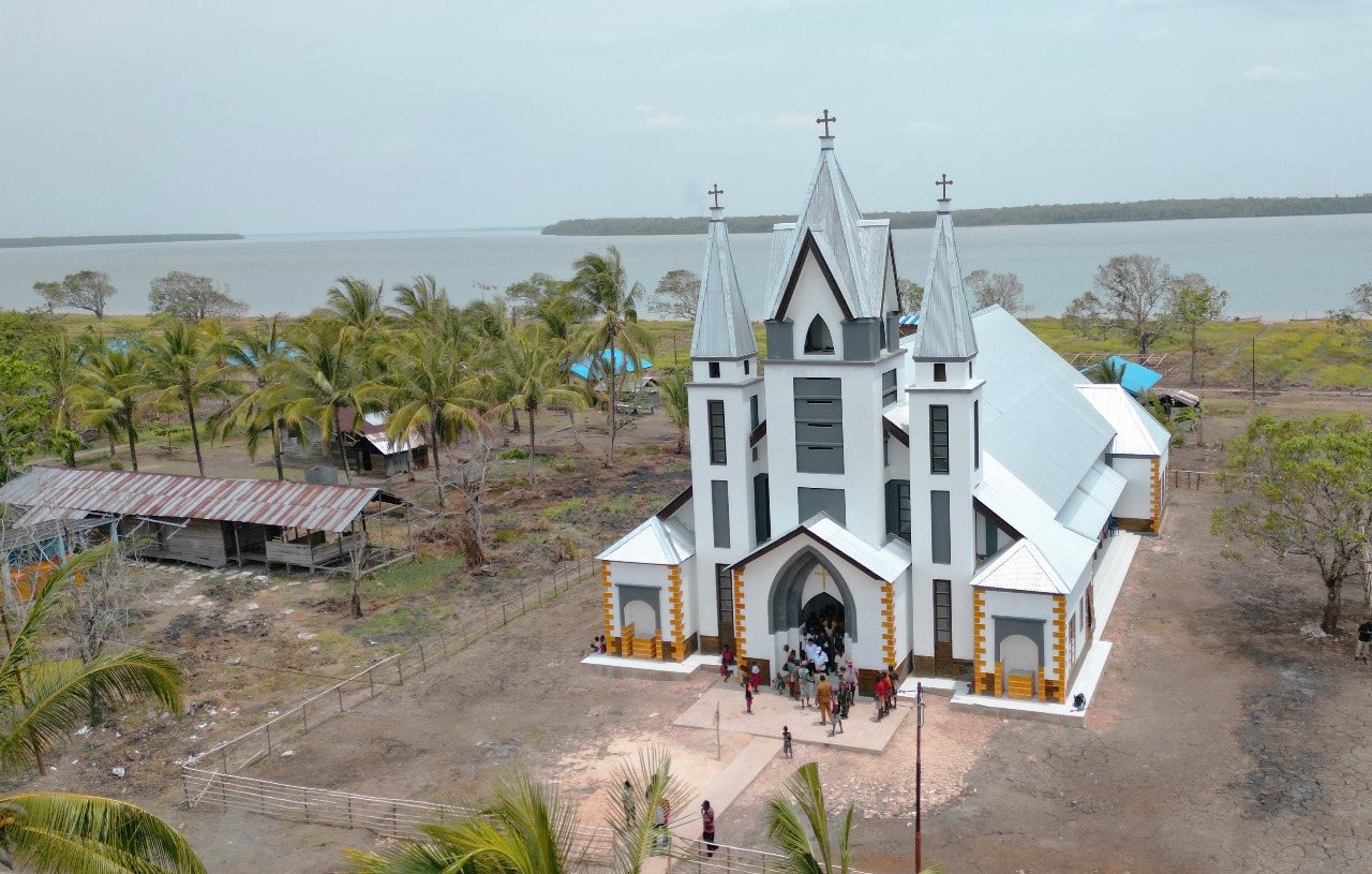 Inilah gambaran bangunan Gereja Katolik Batu Merah-Kalilam yang dibangun Romanus Mbaraka – Surya Papua/Frans Kobun