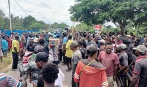 Ribuan masyarakat Mappi saat menyambut kedatangan Calon Gubernur Papua Selatan, Romanus Mbaraka- Surya Papua/Frans Kobun