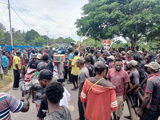 Ribuan masyarakat Mappi saat menyambut kedatangan Calon Gubernur Papua Selatan, Romanus Mbaraka- Surya Papua/Frans Kobun