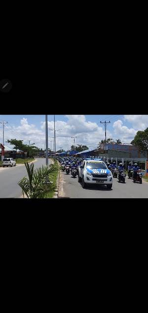 Kendaraan padat merayap di sepanjang jalan saat penyambutan Calon Gubernur Papua Selatan, Romanus Mbarak a- Surya Papua/Frans Kobun