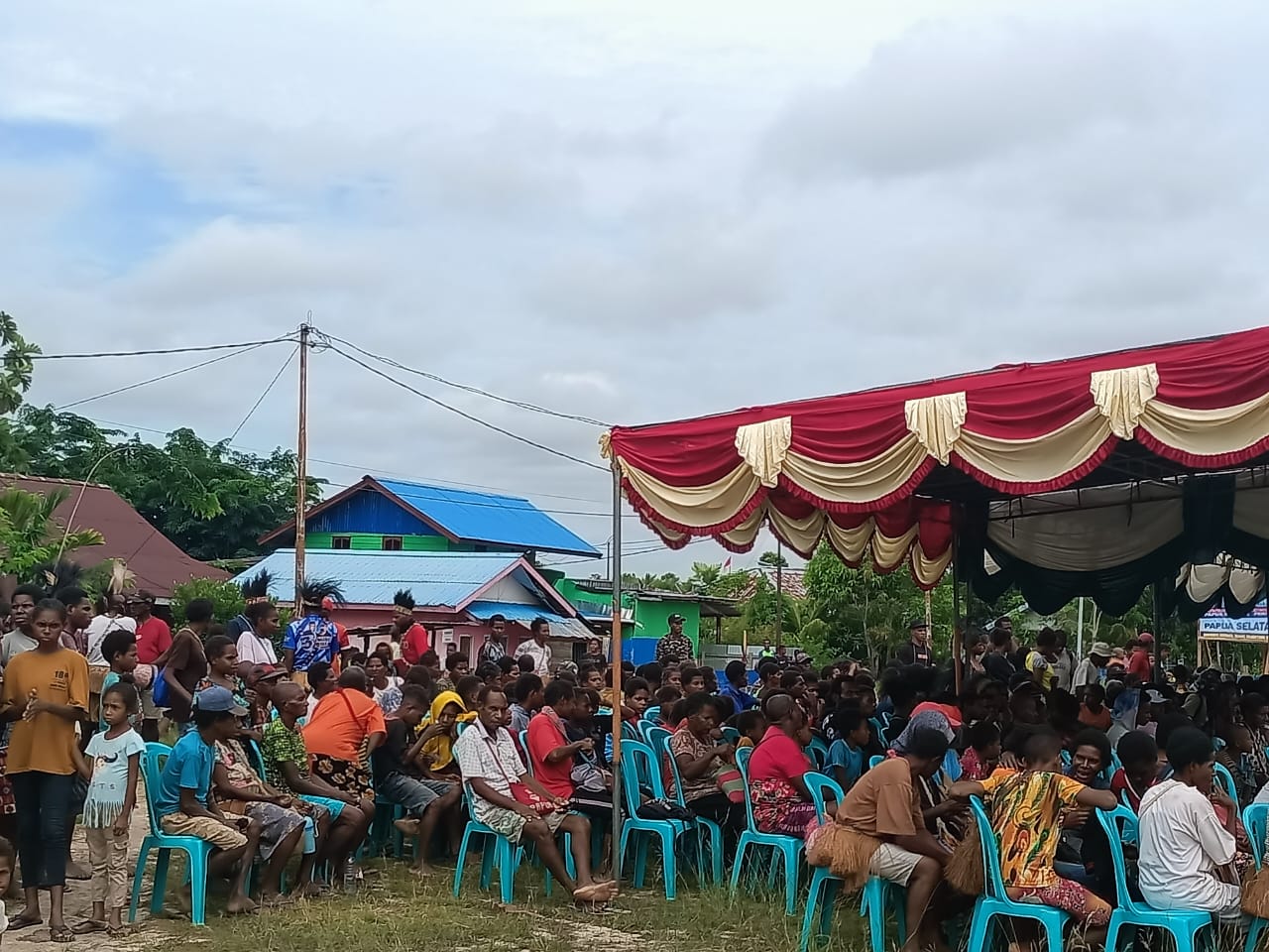 Masyarakat sudah berdatangan di Lapangan Krida untuk mengikuti kampanye Romanus-Muyak – Surya Papua/Frans Kobun