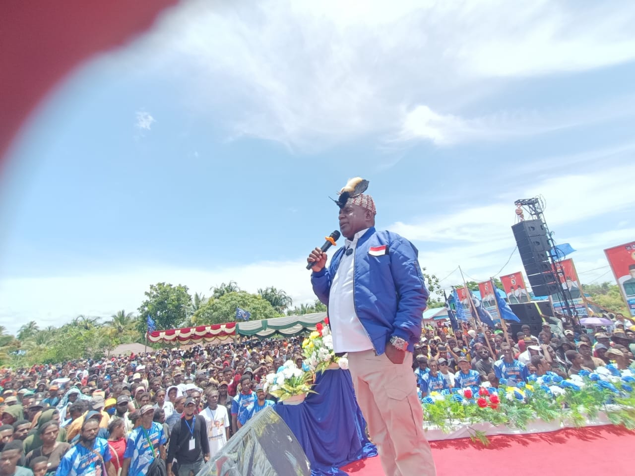 Calon Gubernur Papua Selatan, Romanus Mbaraka sedang melakukan kampanye di Lapangan Krida, Kabupaten Mappi – Surya Papua/Frans Kobun