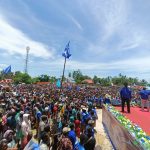 Calon Gubernur Papua Selatan, romanus Mbaraka didampingi wakilnya, Albert Muyak sedang melakukan kampanye – Surya Papua/Frans Kobun