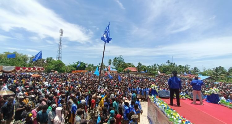 Calon Gubernur Papua Selatan, romanus Mbaraka didampingi wakilnya, Albert Muyak sedang melakukan kampanye – Surya Papua/Frans Kobun