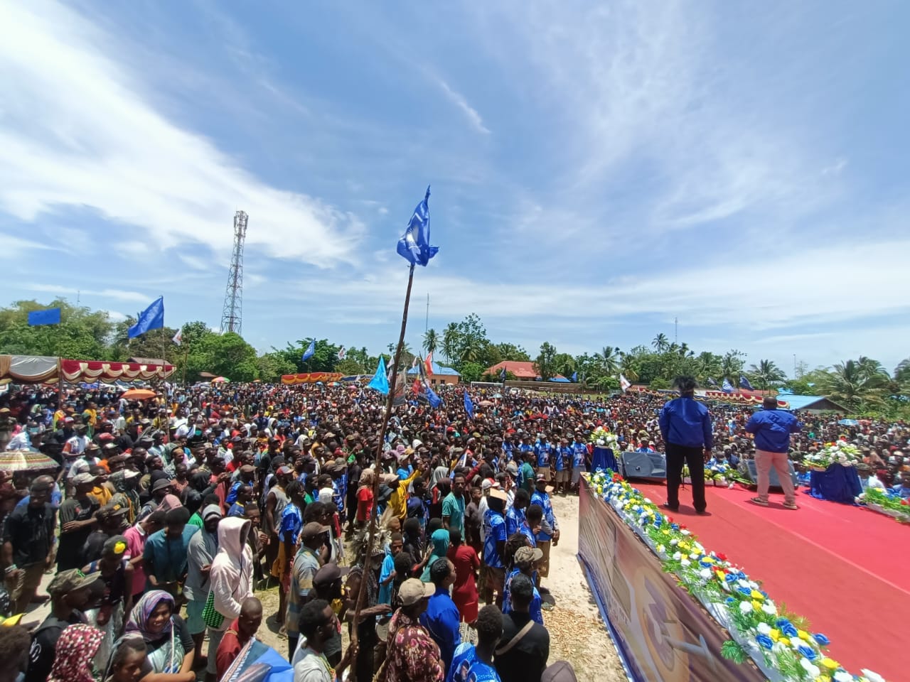 Calon Gubernur Papua Selatan, romanus Mbaraka didampingi wakilnya, Albert Muyak sedang melakukan kampanye – Surya Papua/Frans Kobun