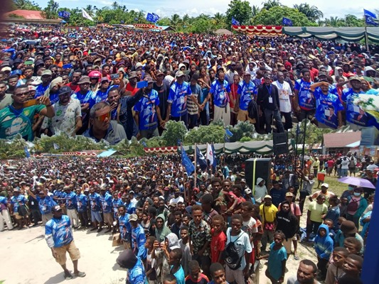 Belasan ribu masyarakat saat mendengar kampanye Calon Gubernur-Wakil Gubernur Papua Selatan, Romanus Mbaraka-Albert Muyak di Lapangan Krida, Kepi- Surya Papua/Frans Kobun