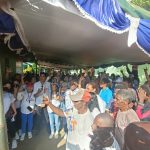 muka 2 Foto Calon Gubernur Papua Selatan, Romanus Mbaraka bersama masyarakat Kelurahan Samkai – Surya Papua/Frans Kobun