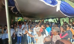 Foto Calon Gubernur Papua Selatan, Romanus Mbaraka bersama masyarakat Kelurahan Samkai – Surya Papua/Frans Kobun