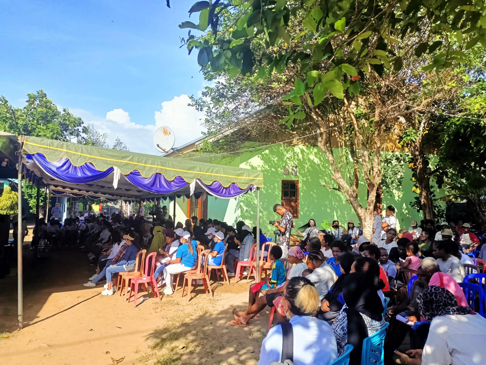 Ratusan masyarakat Kelurahan Samkai sedang mendengar kampanye terbatas Calon Gubernur Papua Selatan, Romanus Mbaraka- Surya Papua/Frans Kobun