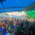 Ratusan masyarakat di Mur sedang mendengar kampanye Calon Gubernur Papua Selatan, Romanus Mbaraka – Surya Papua/Frans Kobun