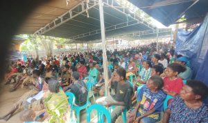 Tenda penuh sesak dengan ratusan masyarakat Mangga Dua saat Romanus-Muyak melakukan kampanye terbatas – Surya Papua/Frans Kobun