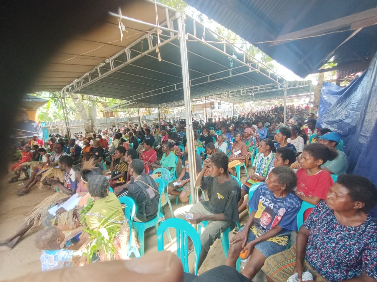 Tenda penuh sesak dengan ratusan masyarakat Mangga Dua saat Romanus-Muyak melakukan kampanye terbatas – Surya Papua/Frans Kobun