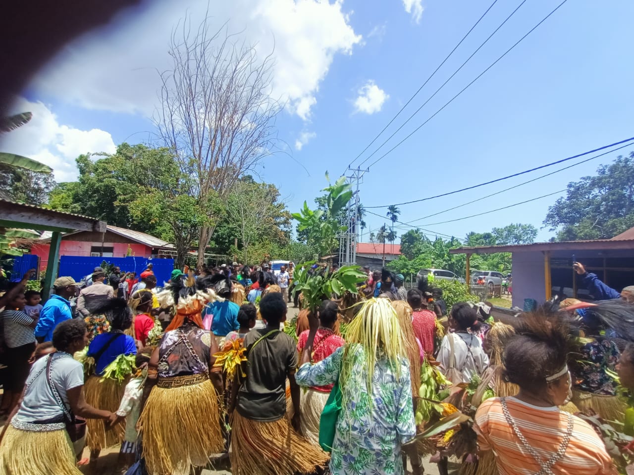 Kedatangan Romanus-Muyak disambut dengan tarian adat Kimaam oleh masyarakat Mangga Dua – Surya Papua/Frans Kobun