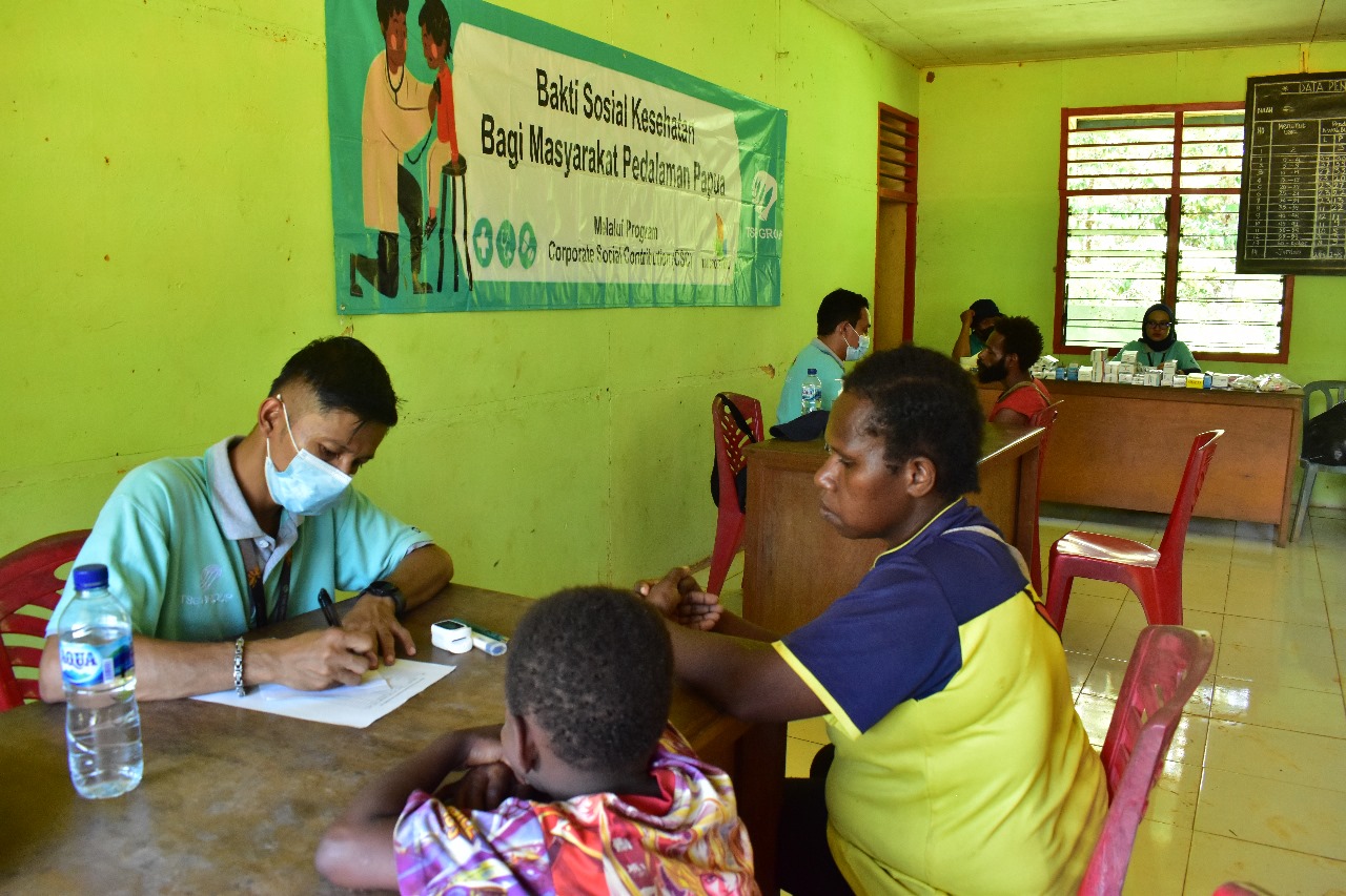 Pemeriksaan kesehatan kepada masyarakat di Kampung Subur, Distrik Jair oleh tenaga medis dari perusahan – Surya Papua/IST