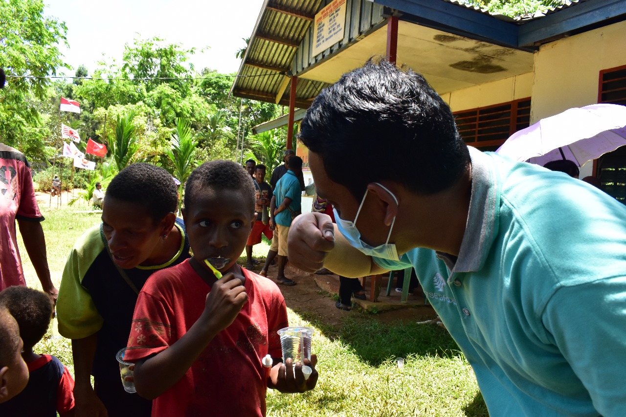 Salah seorang anak sedang menyikap gigi dengan mengikuti arahan dan petunjuk dari tenaga medis – Surya Papua/IST