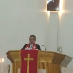 Pdt Hetty G. Lumowa sedang menyampaikan khotbah pada HUIT GKI di Tanah Papua ke-68 di Gereja Ottow Geissler – Surya Papua/Frans Kobun