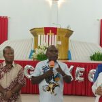 Bupati Merauke, Romanus Mbaraka sedang menyampaikan pesan singkat dihadapan ratusan jemaat – Surya Papua/Frans Kobun