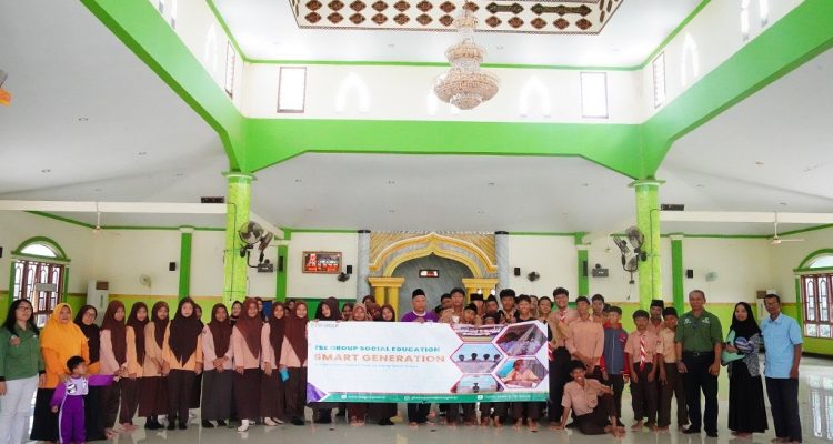 Kebersamaan TSE Group bersama siswa-siswi dan para guru sekolah MTS dan MA Nurush Shobah – Surya Papua/IST