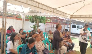 Perwakilan anak cucu guru perintis sedang berbicara saat pertemuan bersama Calon Gubernur-Wakil Gubernur Papua Selatan, Romanus Mbaraka-Albertus Muyak – Surya Papua/Frans Kobun