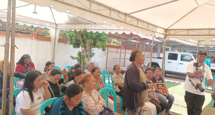 Perwakilan anak cucu guru perintis sedang berbicara saat pertemuan bersama Calon Gubernur-Wakil Gubernur Papua Selatan, Romanus Mbaraka-Albertus Muyak – Surya Papua/Frans Kobun