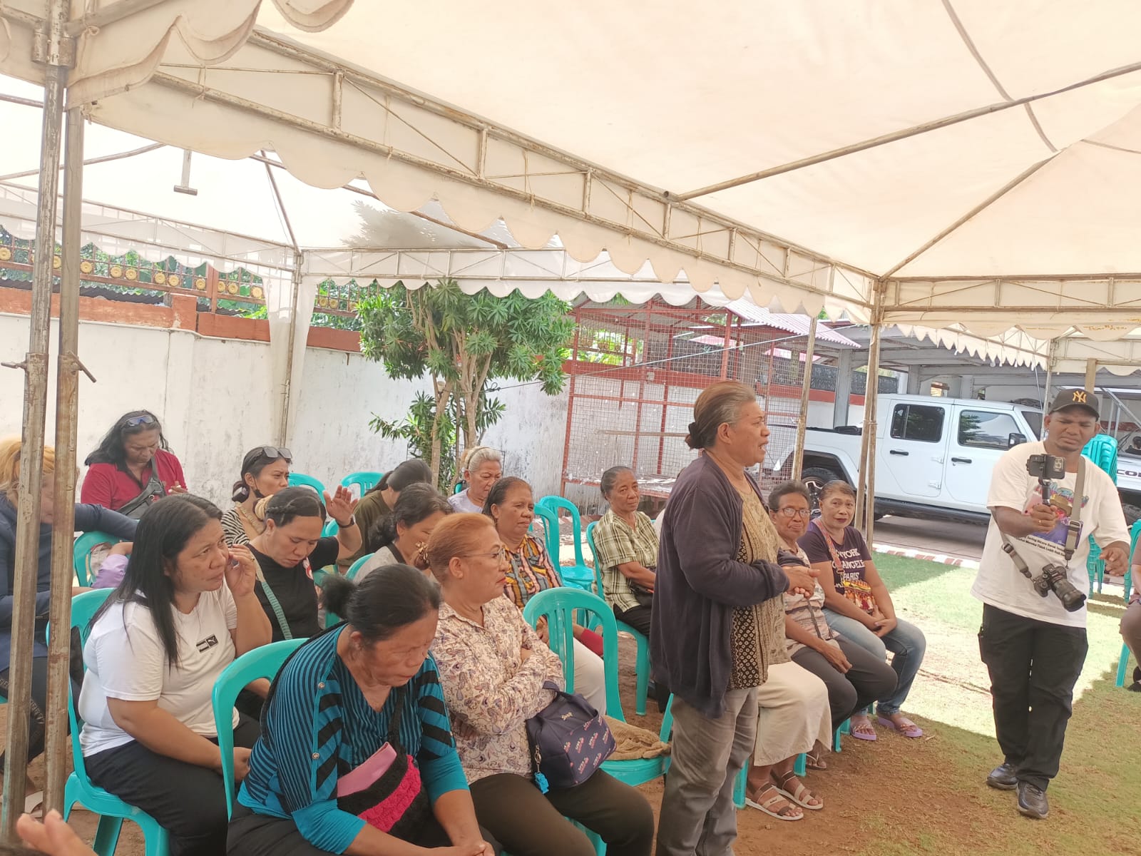 Perwakilan anak cucu guru perintis sedang berbicara saat pertemuan bersama Calon Gubernur-Wakil Gubernur Papua Selatan, Romanus Mbaraka-Albertus Muyak – Surya Papua/Frans Kobun