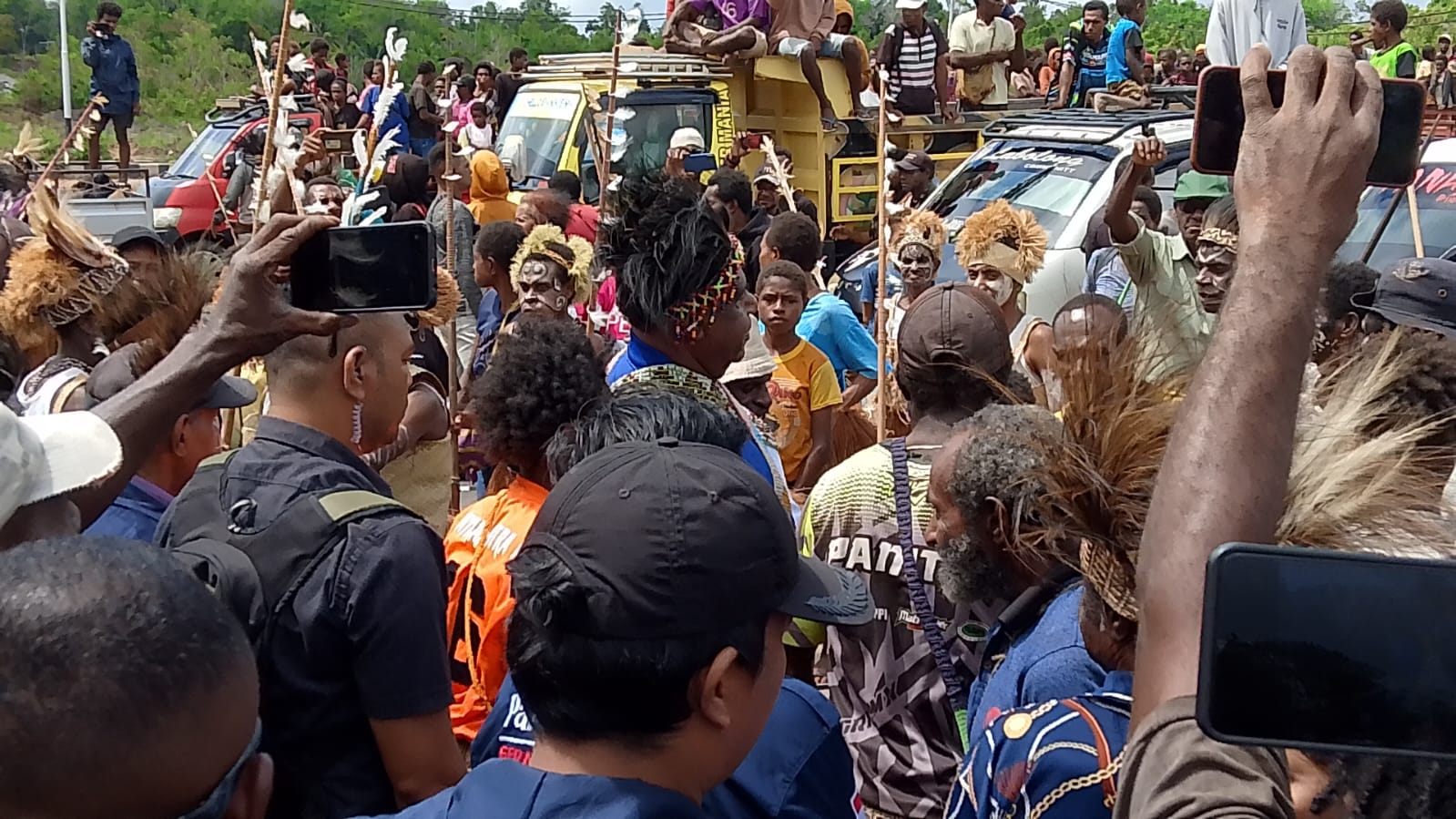 Calon Wakil Gubernur Papua Selatan, Aobertus Muyak yang disambut masyarakat Kabupaten Mappi – Surya Papua/IST