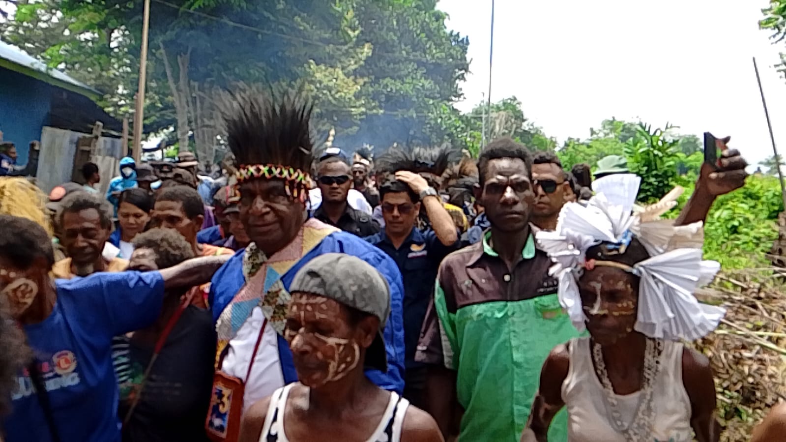 Penyambutan luar biasa oleh masyarakat Mappi saat Calon Wakil Gubernur Papua Selatan, Albert Muyak tiba – Surya Papua/IST