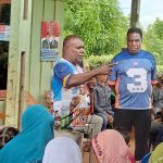 shok 1 Calon Gubernur-Wakil Gubernur Papua Selatan, Romanus Mbaraka-Aobert Muyak sedang diskusi beesama masyarakat di Ulilin – Surya Papua/Frans Kobun
