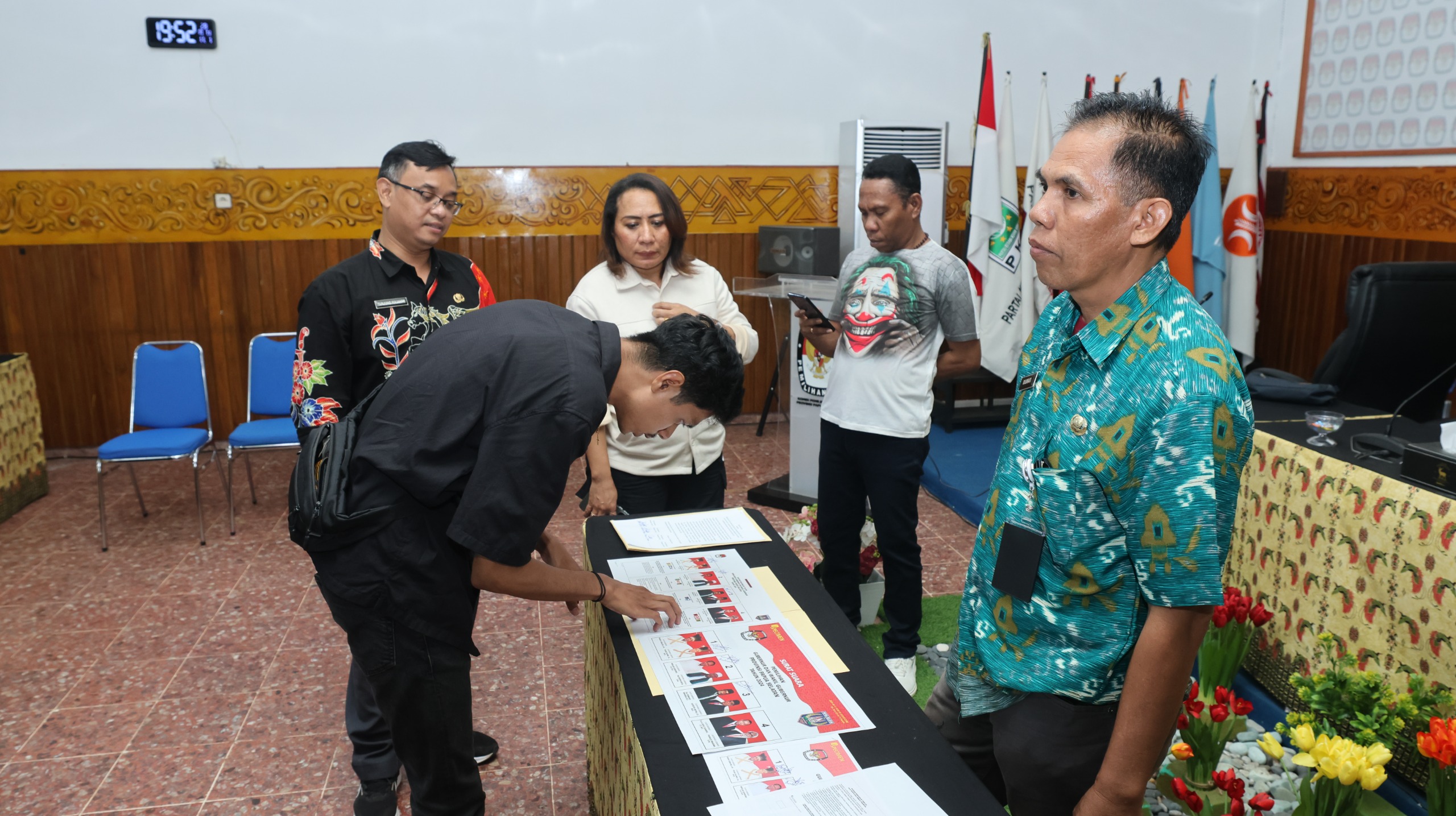 LO dari salah satu Calon Gubernur-Wakil Gubernur Papua Selatan sedang melihat specimen surat suara – Surya Papua/IST