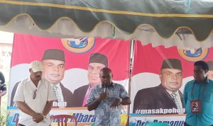 Calon Gubernur Papua Selatan, Romanus Mbaraka sedang menyampaikan sejumlah program kepada ratusan masyarakat – Surya Papua/Frans Kobun