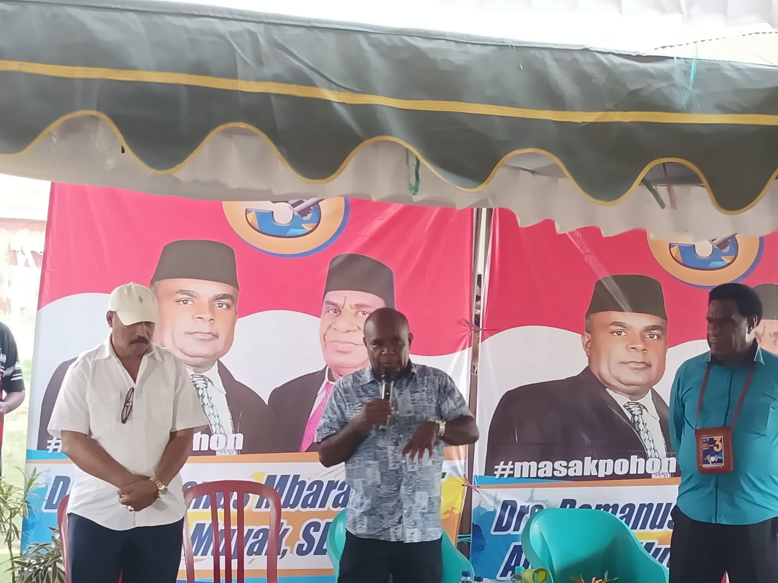 Calon Gubernur Papua Selatan, Romanus Mbaraka sedang menyampaikan sejumlah program kepada ratusan masyarakat – Surya Papua/Frans Kobun