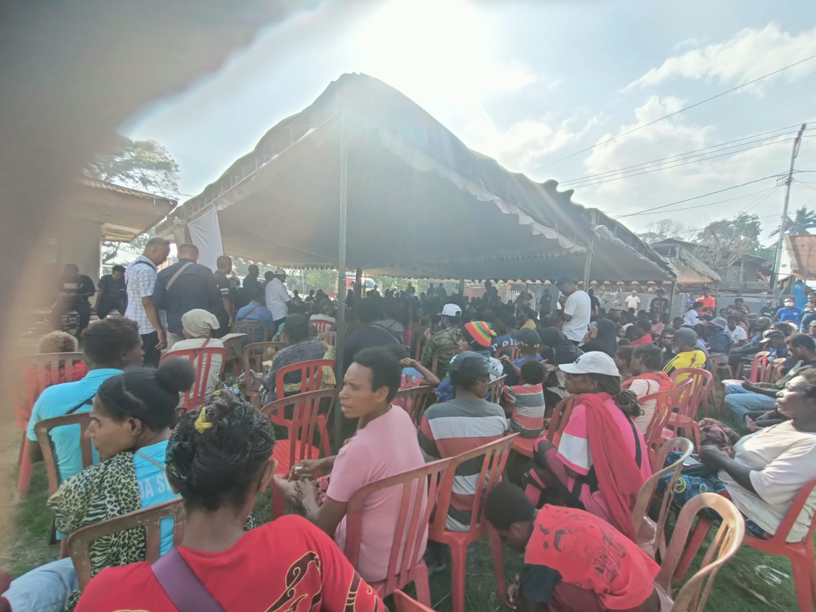 Suasana kampanye terbatas Romanus-Muyak yang dpadati ratusan masyarakat – Surya Papua/Frans Kobun 