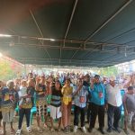 Calon Gubernur-Wakil Gubernur Papua Selatan, Romanus Mbaraka-Albert Muyak ketika sedang foto bersama ratusan masyarakat – Surya Papua/Frans Kobun