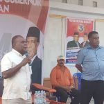 Calon Gubernur Papua Selatan, Romanus Mbaraka didampingi calon wakilnya, Albert Muyak sedang bicara – Surya Papua/Frans Kobun