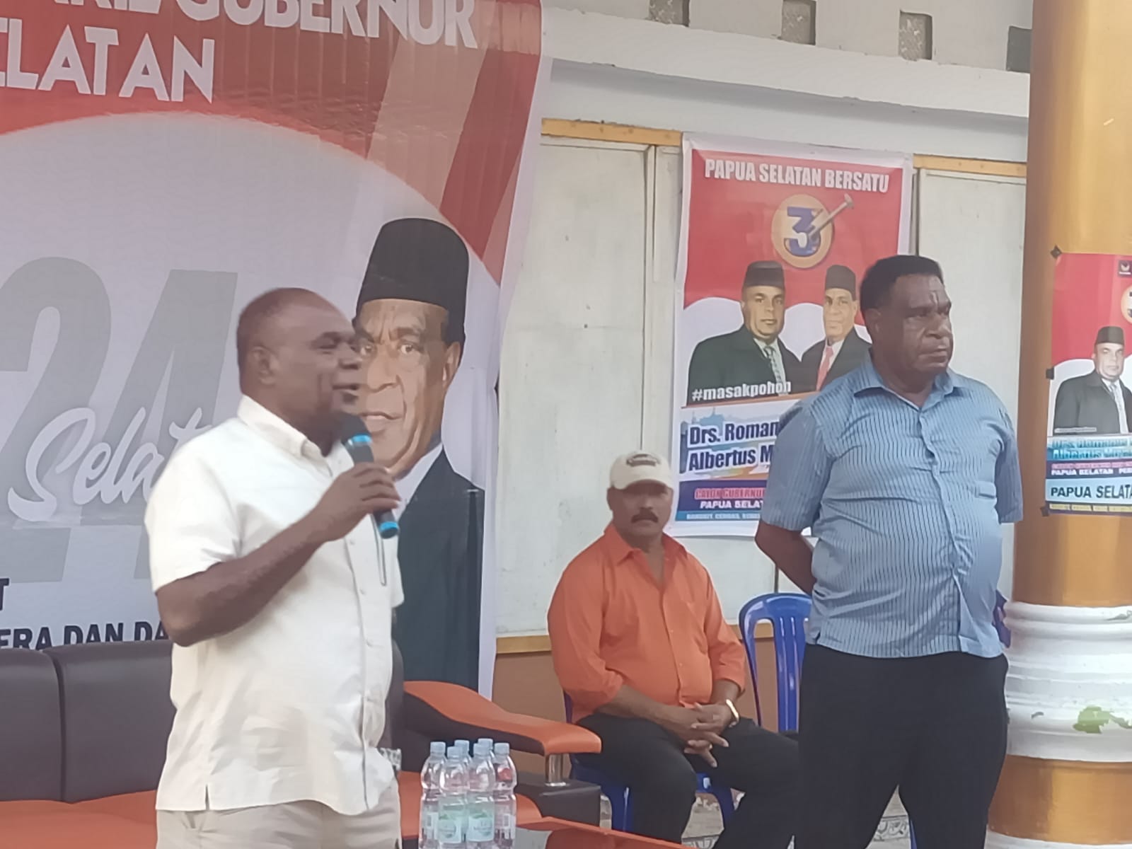 Calon Gubernur Papua Selatan, Romanus Mbaraka didampingi calon wakilnya, Albert Muyak sedang bicara – Surya Papua/Frans Kobun