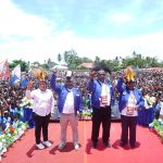 tps 1 Calon Gubernur-Wakil Gubernur Papua Selatan, Romanus Mbaraka-Albert Muyak didampingi isteri masing-masing foto bersama belasan ribu masyarakat di Lapangan Krida, Mappi- Surya Papua/Frans Kobun