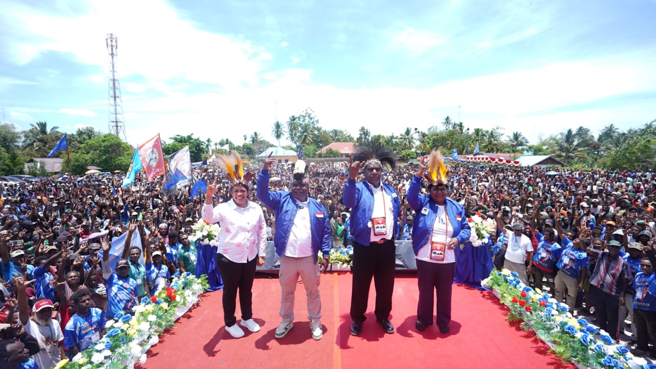 Calon Gubernur-Wakil Gubernur Papua Selatan, Romanus Mbaraka-Albert Muyak didampingi isteri masing-masing foto bersama belasan ribu masyarakat di Lapangan Krida, Mappi- Surya Papua/Frans Kobun