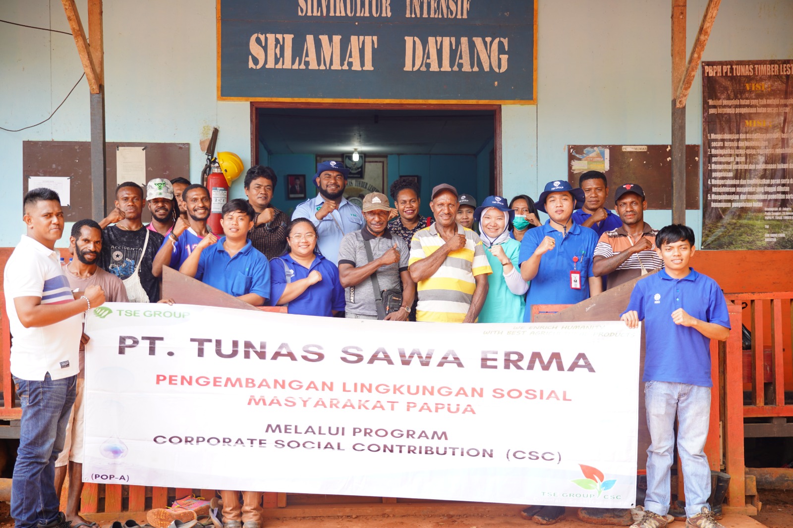 Foto bersama masyarakat dan  tenaga kesehatan dari TSE Group usai pelayanan – Surya Papua/IST