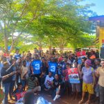 Masyarakat di PT BIA sedang foto bersama dengan Calon Gubernur-Wakil Gubernur Papua Selatan, Romanus Mbaraka-Albert Muyak – Surya Papua/Frans Kobun