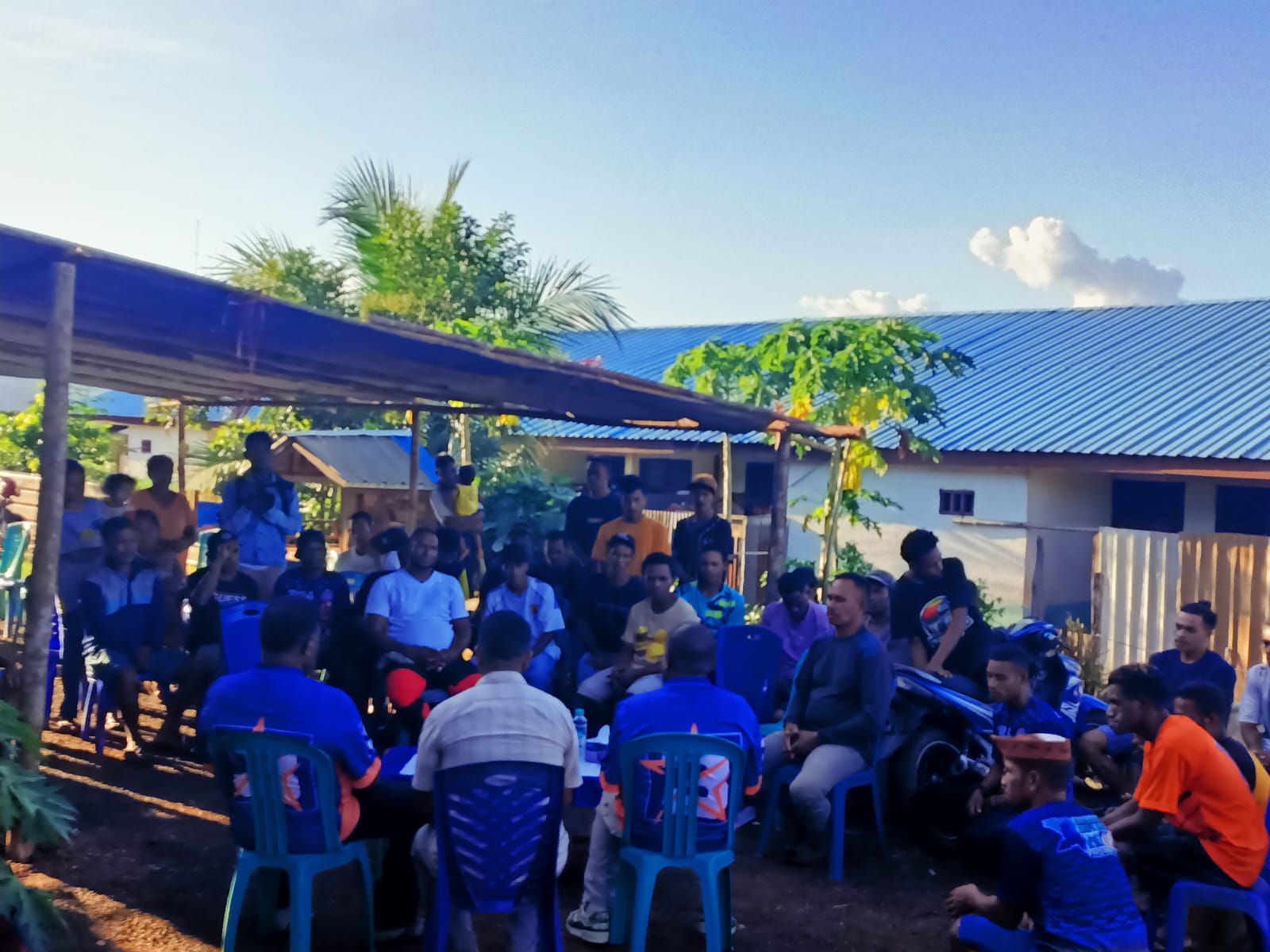 Suasana pertemuan karyawan PT BIA dengan Calon Gubernur-Wakil Gubernur Papua Selatan, Romanus Mbaraka-Albert Muyak – Surya Papua/Frans Kobun