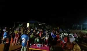 Dialog bersama masyarakat di salah satu titik di Distrik Elikobel bersama Calon Gubernur-Wakil Gubernur Papua Selatan, Romanus Mbaraka-Albertus Muyak – Surya Papua/Frans Kobun