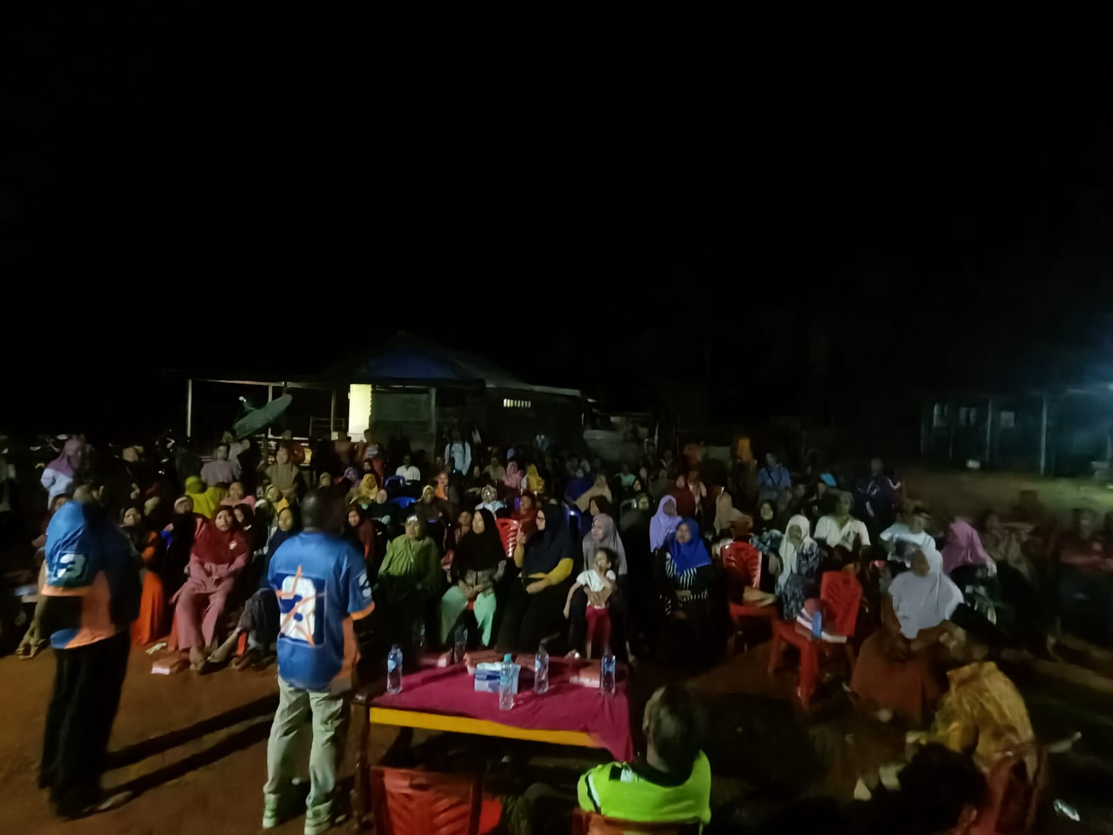 Dialog bersama masyarakat di salah satu titik di Distrik Elikobel bersama Calon Gubernur-Wakil Gubernur Papua Selatan, Romanus Mbaraka-Albertus Muyak – Surya Papua/Frans Kobun