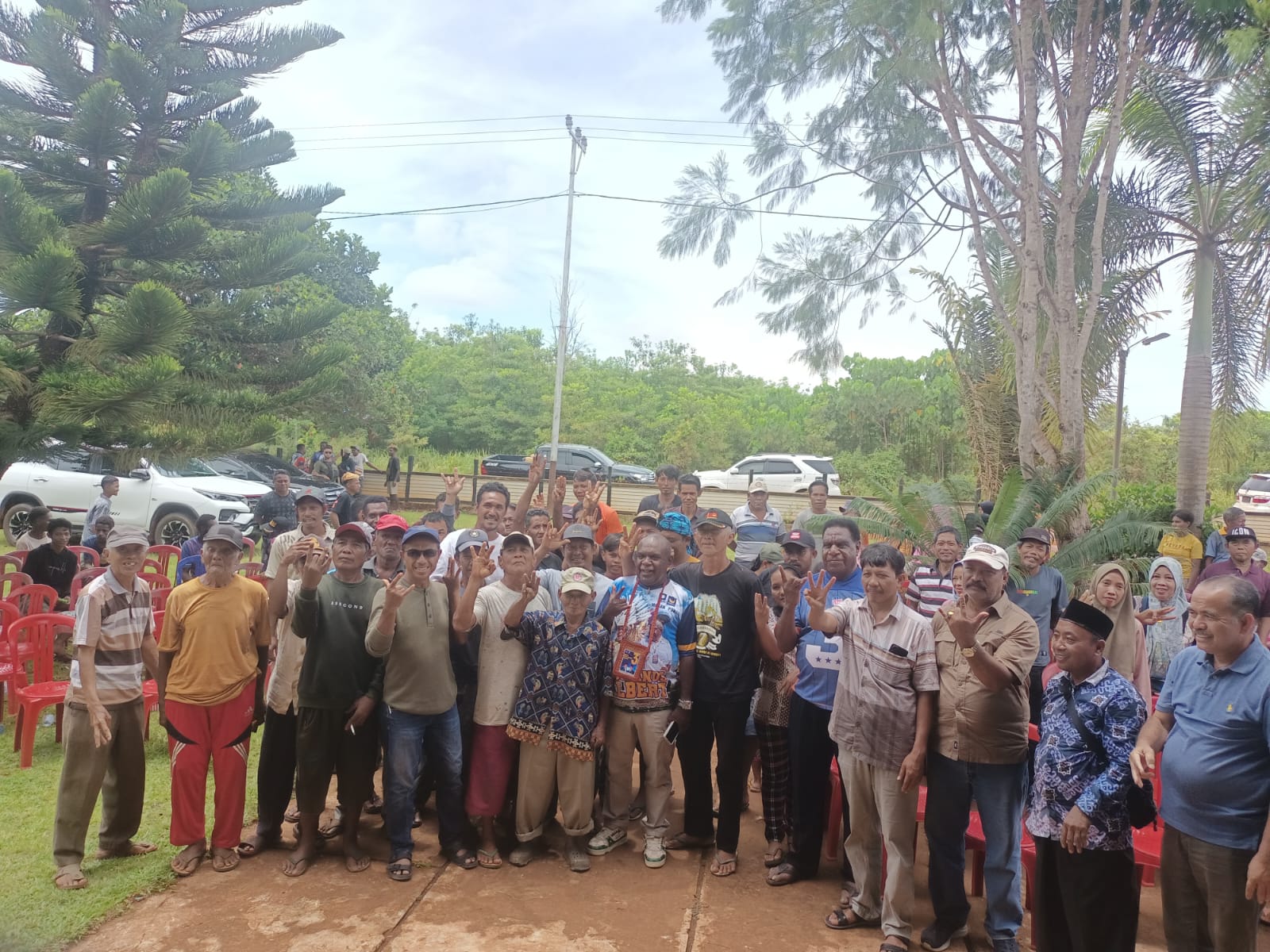 Suasana pertemuan masyarakat  di Distrik Muting bersama Romanus Mbaraka-Albertus Muyak – Surya Papua/Frans Kobun