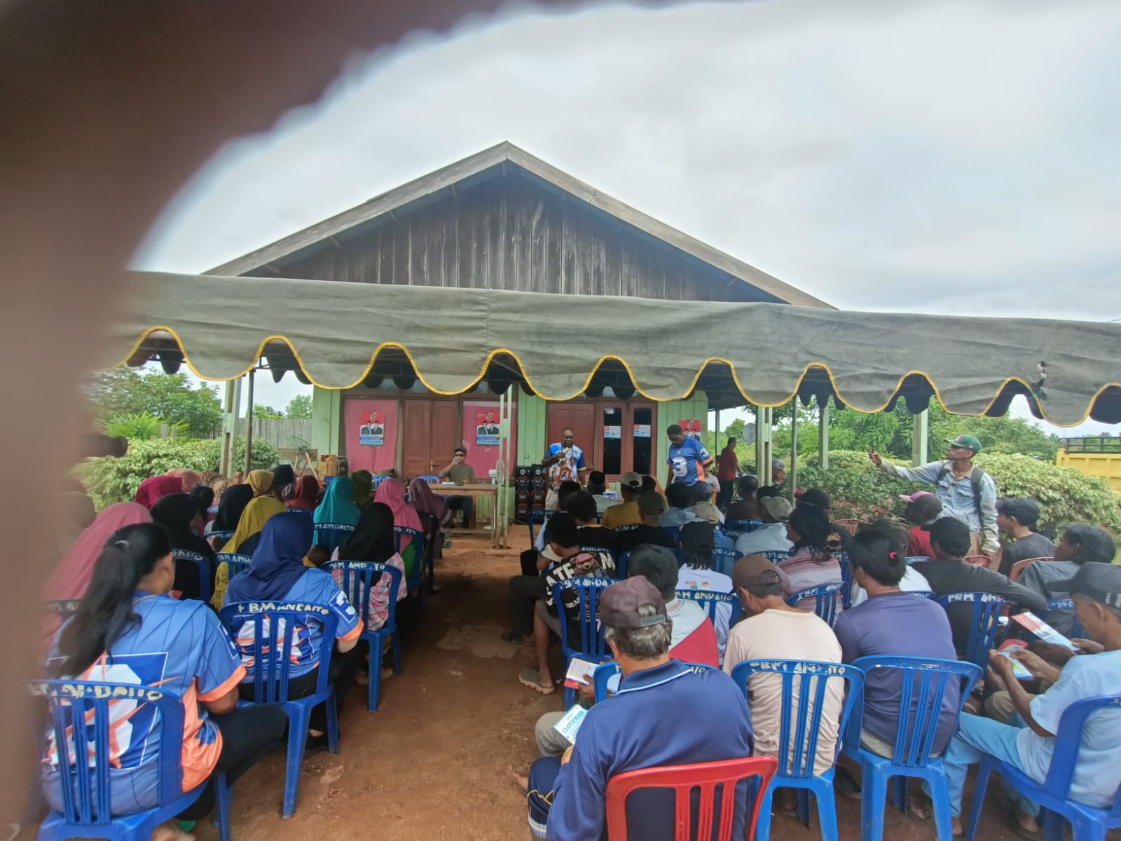 Keakraban Cagub-Cawagub Papua Selatan, Romanus Mbaraka-Albert Muyak bersama masyarakat saat dialog – Surya Papua/Frans Kobun