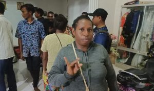 Mama Martha Maita, warga Kampung Bonggaya, Distrik Elikobel – Surya Papua/Frans Kobun