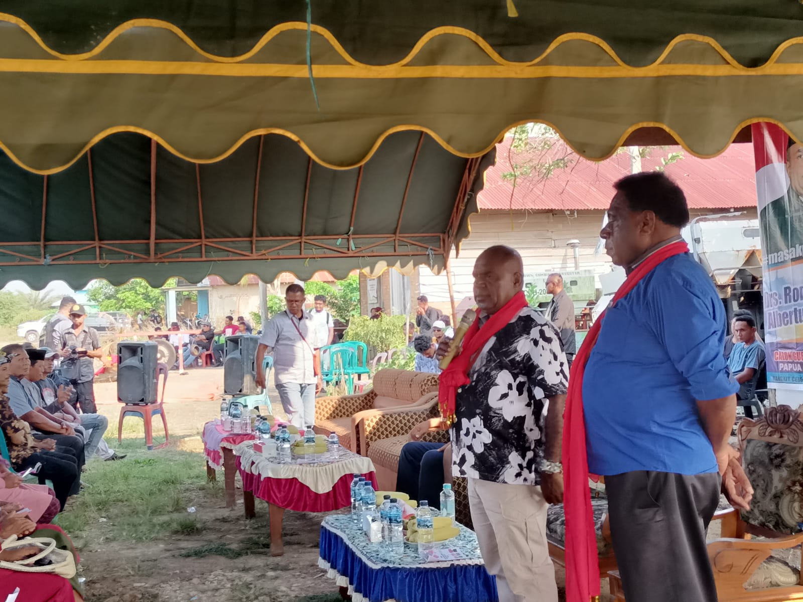 Calon Gubernur Papua Selatan, Romanus Mbaraka sedang bicara dihadapan ratusan masyarakat – Surya Papua/Frans Kobun