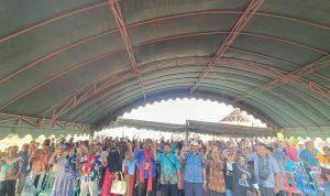 Foto bersama ratusan masyarakat di Kmapung Waninggap Kai bersama Calon Gubernur-Wakil Gubernur Papua Selatan, Romanus Mbaraka-Aobert Muyak – Surya Papua/Frans Kobun